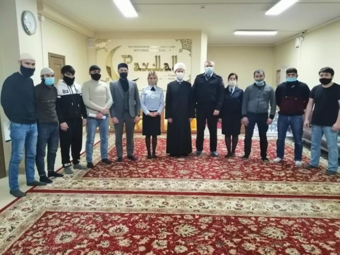 Полицейские и общественники провели беседу в мусульманском центре в Подольске Полицейские и общественники провели беседу в мусульманском центре в Подольске