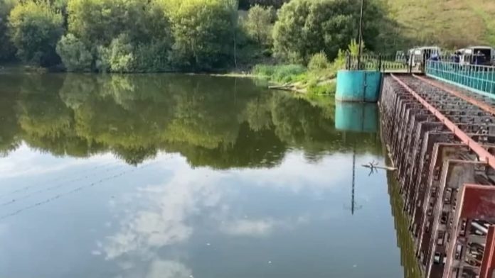 Работы на плотине через Пахру ведет МУП «Водоканал» Работы на плотине через Пахру ведет МУП «Водоканал»