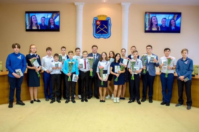 Глава округа Николай Пестов в День России вручил паспорта юным жителям округа