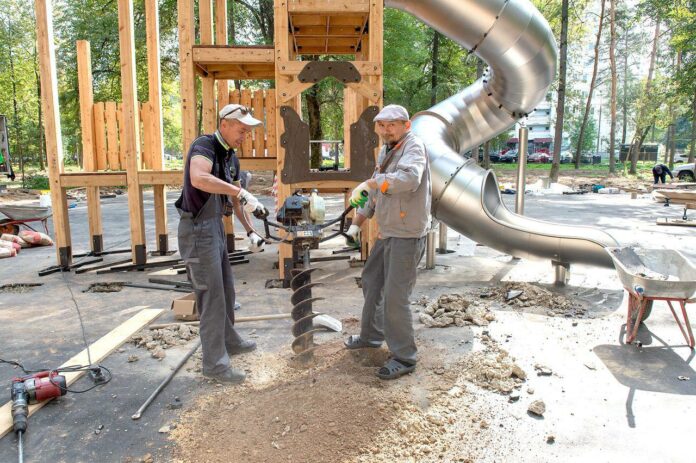 В сквере 200-летия Подольска устанавливают малые архитектурные формы В сквере 200-летия Подольска устанавливают малые архитектурные формы