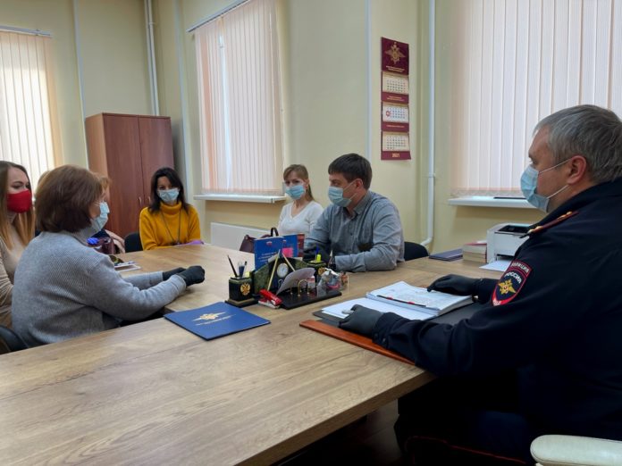 За круглым столом в отделе по вопросам миграции УМВД России по Городскому округу Подольск...