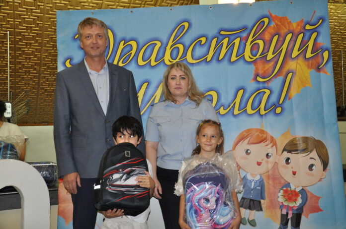 В Подольске полицейские и общественники присоединились к акции «Помоги пойти учиться!» В Подольске полицейские и общественники присоединились к акции «Помоги пойти учиться!»