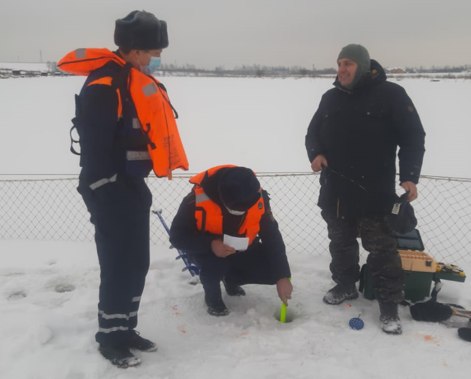 Работники Подольского ТУ ГКУ МО «Мособлпожспас» ежедневно замеряют толщину льда на реке Пахре