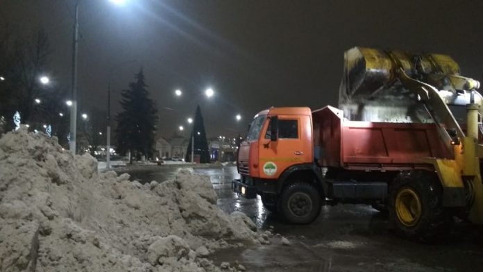 Из-за снегопада дорожные службы в Подольске будут работать в круглосуточном режиме