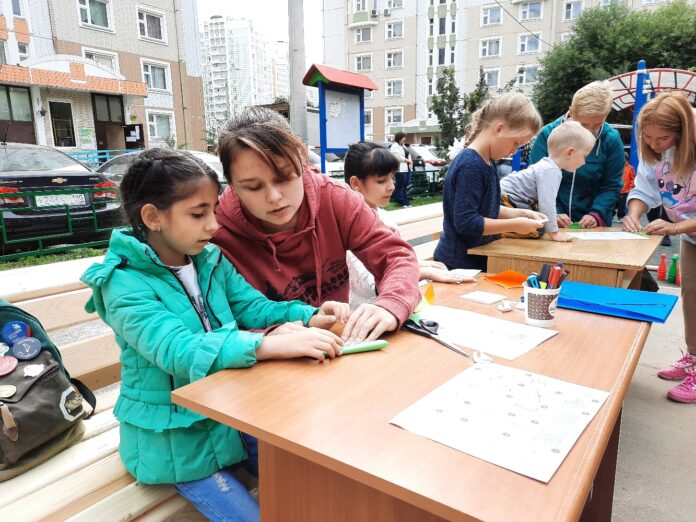 «День двора» организовали специалисты Молодежного центра «Максимум» в одном из дворов микрорайона Кузнечики
