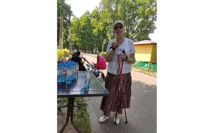 Посетителям раздают бутилированную воду в парках Большого Подольска Посетителям раздают бутилированную воду в парках Большого Подольска