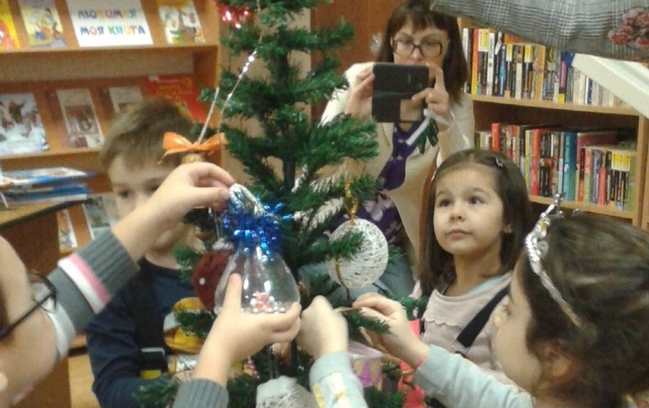 Акция «Наряжаем ёлку вместе» состоялась в 25-ой библиотеке Подольска