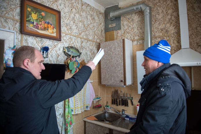 Проверен ход работ по ремонту вентиляционных каналов в доме № 41 по улице Садовой... Проверен ход работ по ремонту вентиляционных каналов в доме № 41 по улице Садовой...