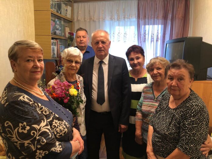 Жительница поселка Дубровицы Зоя Борисовна Комарова 23 августа принимала поздравления с 90-летним юбилеем