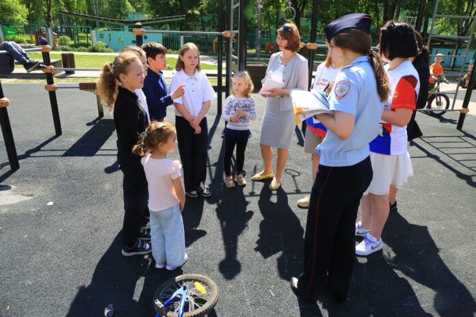 В рамках мероприятия «Безопасная мобильность» сотрудники Госавтоинспекции провели профилактические ликбезы на детских площадках городского... В рамках мероприятия «Безопасная мобильность» сотрудники Госавтоинспекции провели профилактические ликбезы на детских площадках городского...