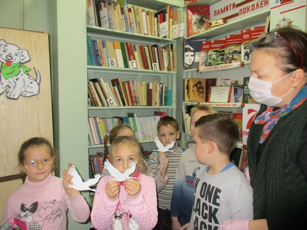 Юные читатели библиотеки № 12 поучаствовали в литературном празднике “Белые журавли” Юные читатели библиотеки № 12 поучаствовали в литературном празднике “Белые журавли”