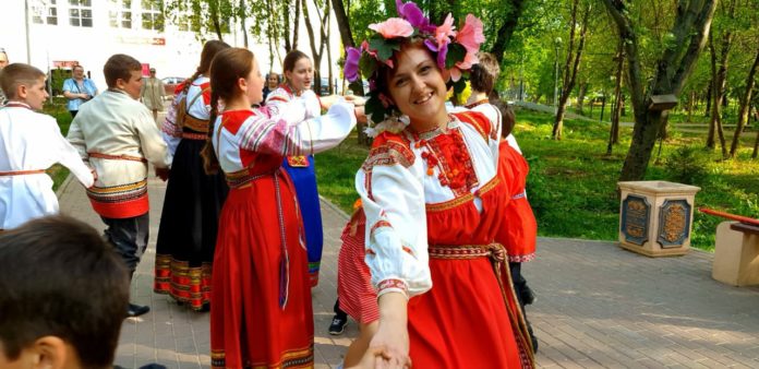 Подольчане отметили День славянской письменности и культуры в парке возле ДК ЗИО