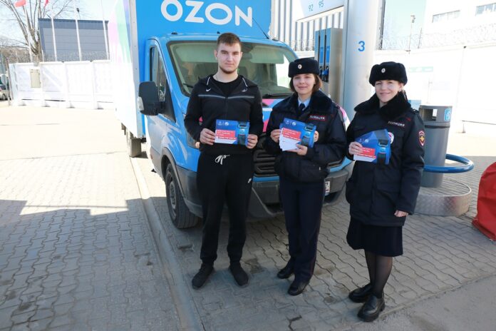 Сотрудники Госавтоинспекции Подольска  провели разъяснительные беседы с водителями на территории автозаправочных комплексов Сотрудники Госавтоинспекции Подольска  провели разъяснительные беседы с водителями на территории автозаправочных комплексов