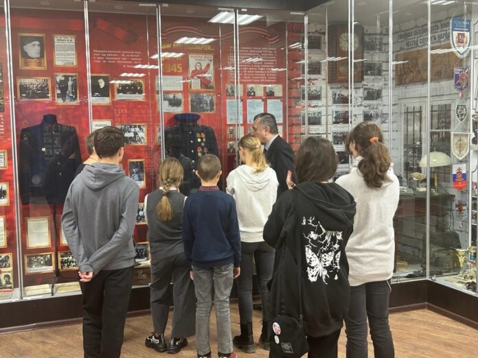В Подольске ветераны провели экскурсию в музее истории УМВД для воспитанников детского дома В Подольске ветераны провели экскурсию в музее истории УМВД для воспитанников детского дома