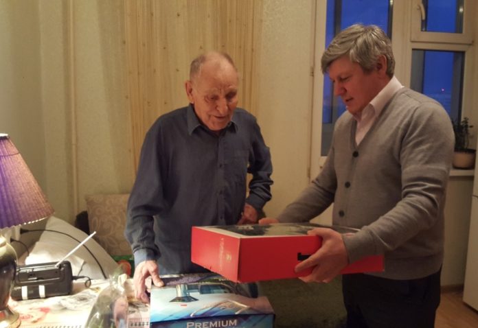 13 января с 90-летием поздравили жителя микрорайона Кузнечики Василия Васильевича Бучнева 13 января с 90-летием поздравили жителя микрорайона Кузнечики Василия Васильевича Бучнева