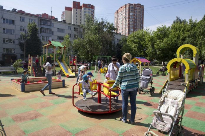 Новая спортивно-игровая площадка на улице Плещеевской очень нравится детям Новая спортивно-игровая площадка на улице Плещеевской очень нравится детям