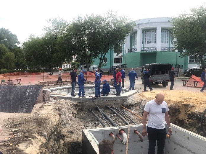 Продолжаются работы по обустройству фонтана в Климовске