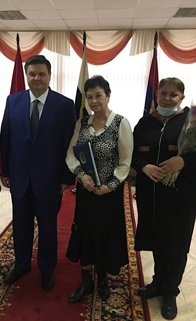 Глава муниципалитета Николай Игоревич Пестов вручил награды трудовой династии семье Яцеленко. Глава муниципалитета Николай Игоревич Пестов вручил награды трудовой династии семье Яцеленко.