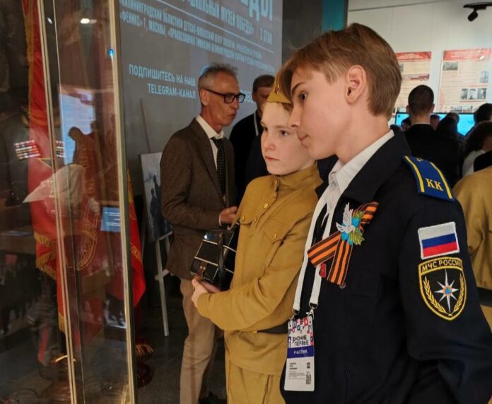 Экспонаты школьного музея из Подольска представили в Музее Победы на Поклонной горе