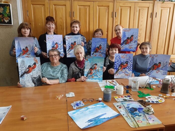 В ДК «Металлург» состоялось занятие по изо в рамках программы “Активное долголетие”