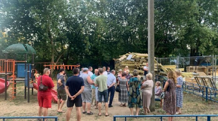 Депутат Горсовета провел встречу с жителями во дворе Депутат Горсовета провел встречу с жителями во дворе