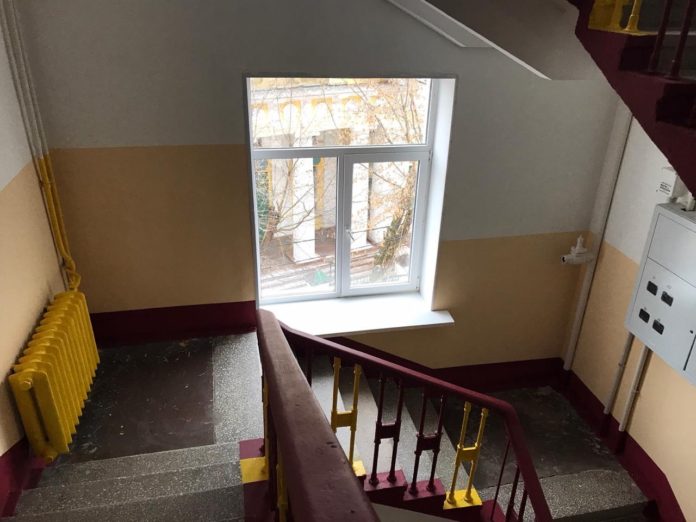 Ремонтные работы в подъезде дома № 54/150 по улице Февральской проверили в округе