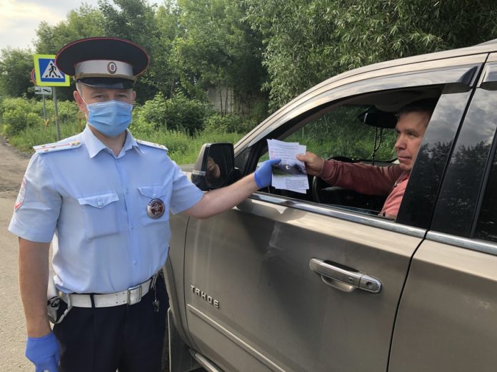 Автоинспекторы Подольска проводят профилактические беседы с участниками дорожного движения