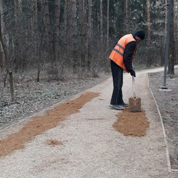 В лесопарке «Елочки» ведутся работы по ремонту и благоустройству пешеходных дорожек