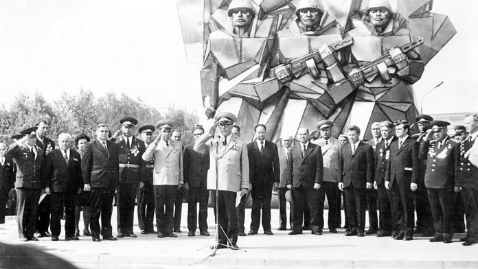 Памятник Подольским курсантам был открыт 46 лет назад Памятник Подольским курсантам был открыт 46 лет назад