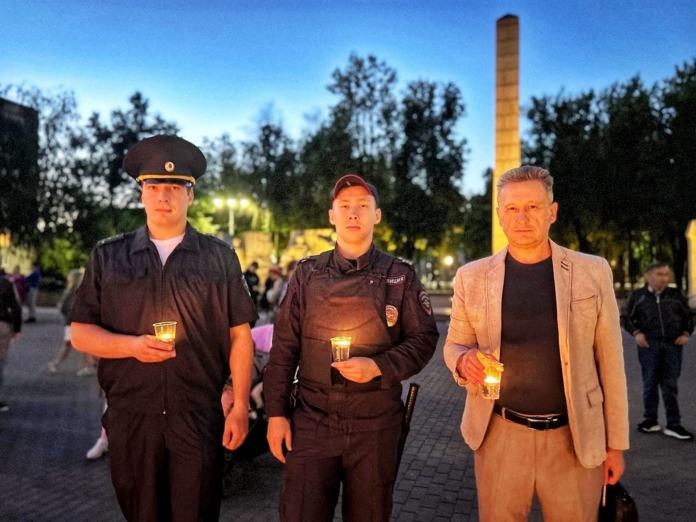 Сотрудники УМВД России по г.о. Подольск совместно с общественниками присоединились к акции «Свеча памяти» Сотрудники УМВД России по г.о. Подольск совместно с общественниками присоединились к акции «Свеча памяти»