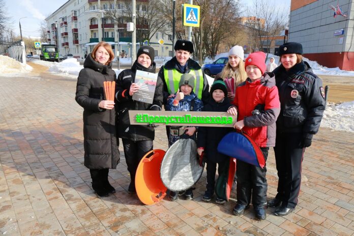 В парке культуры и отдыха сотрудники Госавтоинспекции по г.о. Подольск провели беседы с юными... В парке культуры и отдыха сотрудники Госавтоинспекции по г.о. Подольск провели беседы с юными...