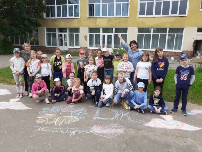 В Климовске разукрасили асфальт рядом с Домом культуры “Металлург”