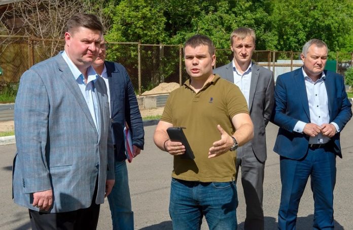 Обустройство парковочных карманов обсудил Николай Пестов вместе с жителями двух домов по улице Советской...