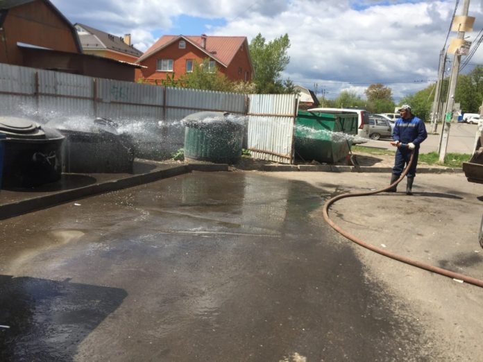 В микрорайоне Львовский провели дезинфекцию мусорных контейнеров