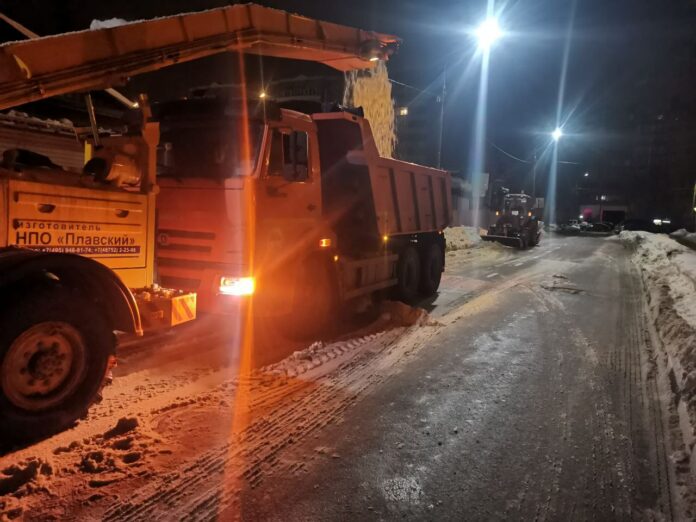 Дорожные службы Подольска продолжают в круглосуточном режиме расчищать улицы от снега и наледи