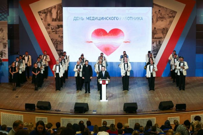 Губернатор Подмосковья поблагодарил подмосковных медиков за профессионализм и самоотдачу
