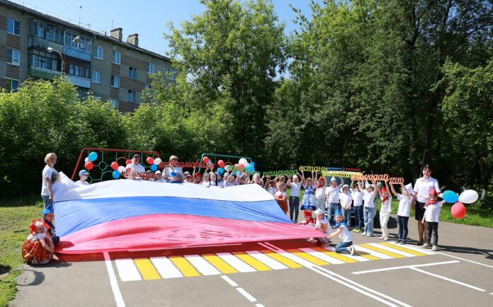 В Подольске автоинспекторы провели патриотическую акцию «Соблюдаю ПДД и люблю Россию!» В Подольске автоинспекторы провели патриотическую акцию «Соблюдаю ПДД и люблю Россию!»