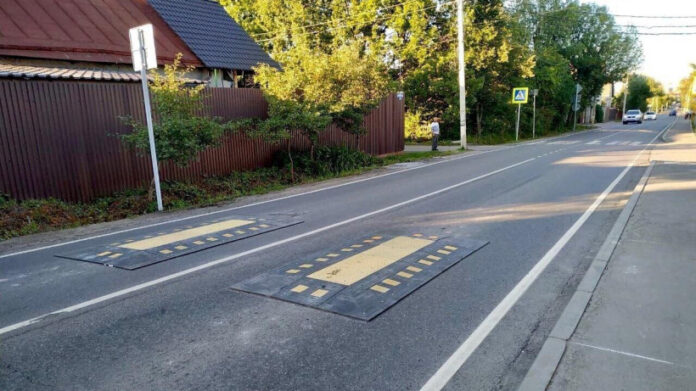 На дороге в Большом Подольске установили «берлинскую подушку» для повышения безопасности На дороге в Большом Подольске установили «берлинскую подушку» для повышения безопасности