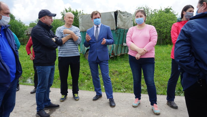 Представители администрации и Совета депутатов проверили жалобу жителей деревни Дмитрово на местного фермера