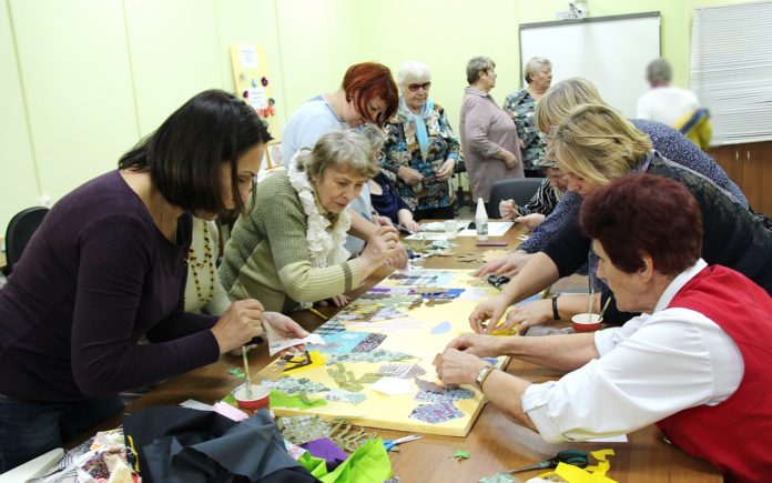 Члены клуба «Житейская мудрость» создали панно-аппликацию «Мое родное Подмосковье» Члены клуба «Житейская мудрость» создали панно-аппликацию «Мое родное Подмосковье»
