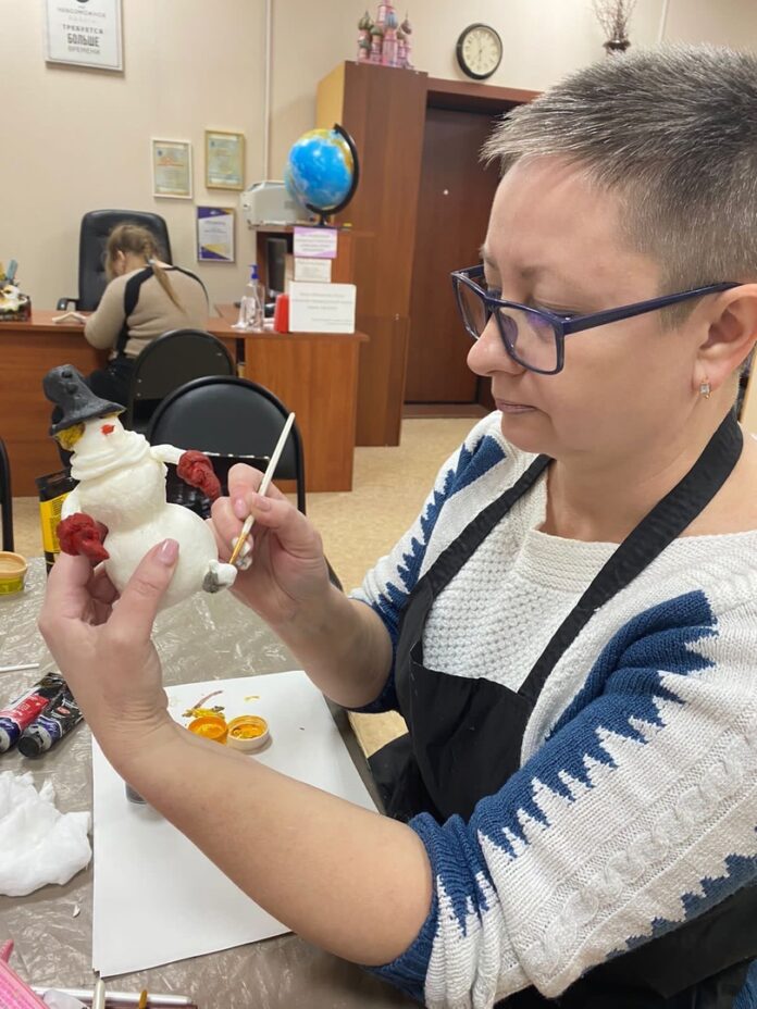 Ватных снеговиков мастерят в подольской библиотеке №21 Ватных снеговиков мастерят в подольской библиотеке №21