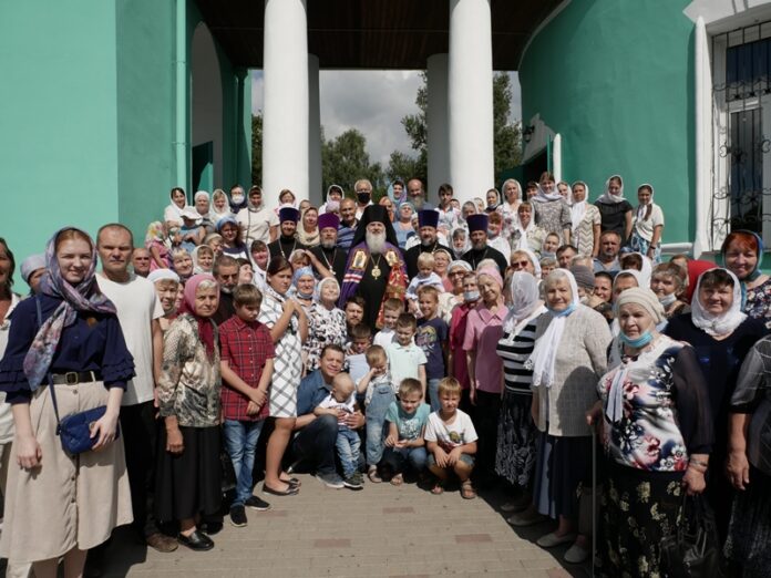 Торжества в память тридцатилетия возобновления приходской жизни организовали в Троицком храме деревни Коледино