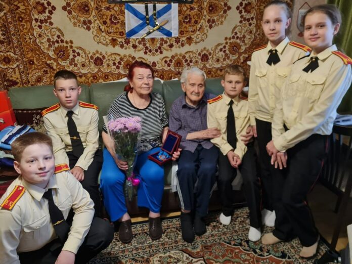 Кадетам удалось пообщаться с ветераном, Борисом Ивановичем Гинкулом