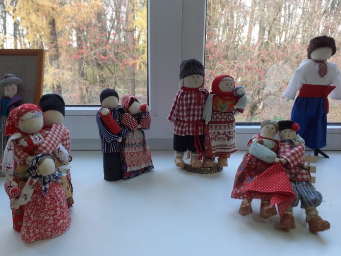 Выставка «Кукольный народ» открылась в Дубровицкой библиотеке Выставка «Кукольный народ» открылась в Дубровицкой библиотеке