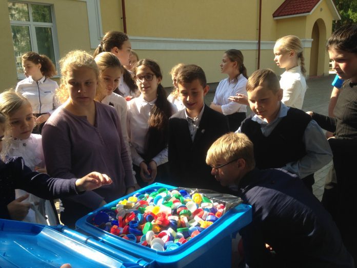 Ученики Дубровицкой школы активисты проекта «Добрые крышечки» Ученики Дубровицкой школы активисты проекта «Добрые крышечки»