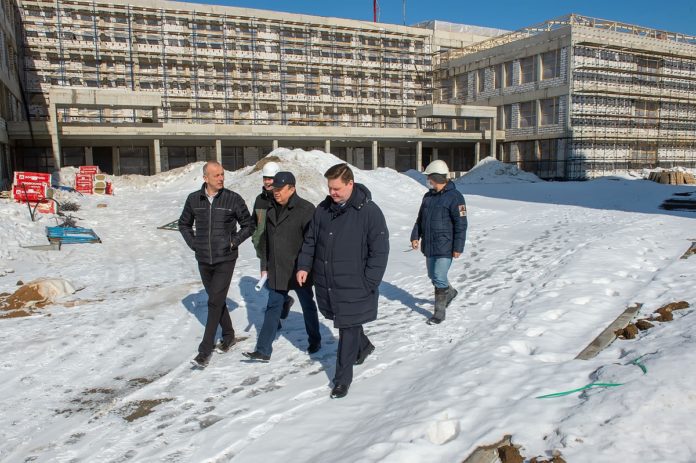 Глава округа Николай Пестов проконтролировал строительство школ в микрорайоне Кутузово Глава округа Николай Пестов проконтролировал строительство школ в микрорайоне Кутузово