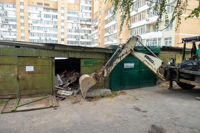 Проведен демонтаж незаконно установленных гаражных боксов во дворе дома № 52/39 по Революционному проспекту