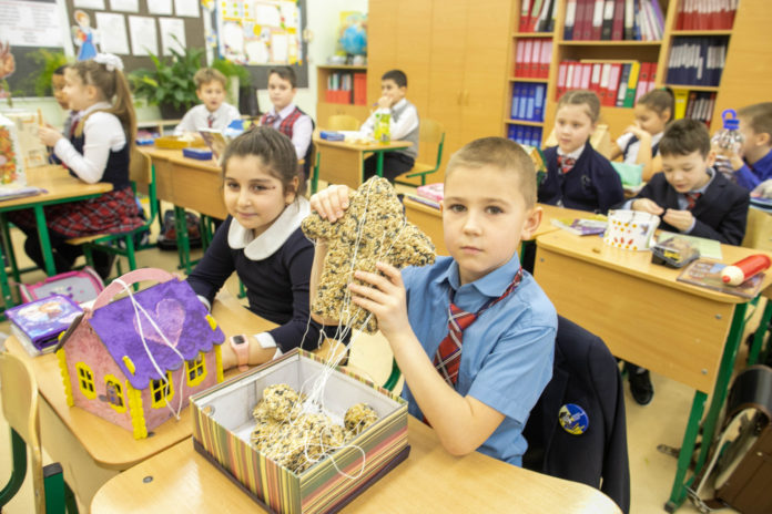 В гимназии № 7 Городского округа Подольск прошла экологическая акция «Покормите птиц зимой».