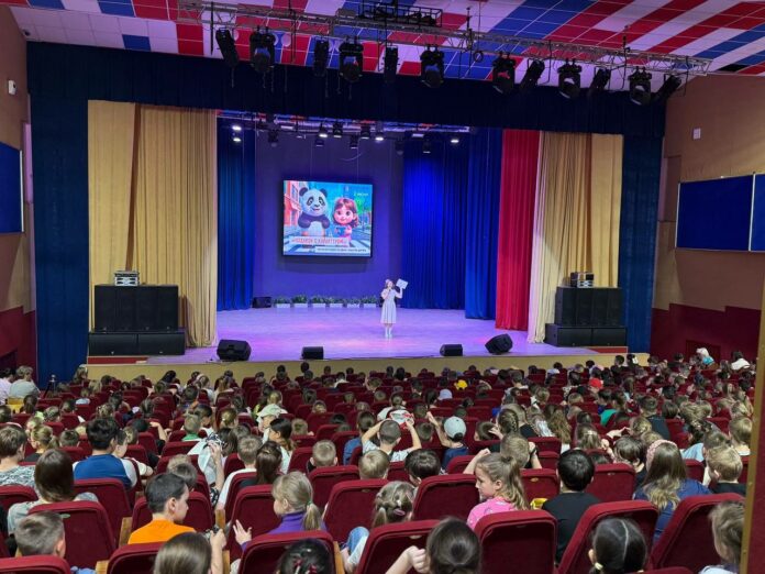 Праздничный кинолекторий во Дворце молодежи посетили 400 школьников