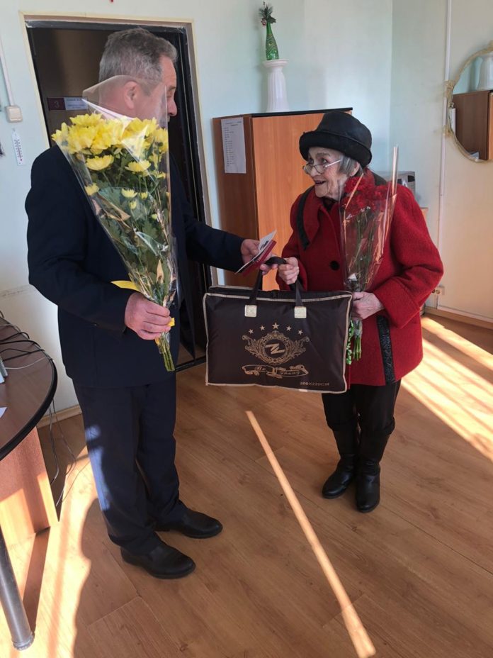 Юбилейную медаль вручили ветерану Великой Отечественной войны Юбилейную медаль вручили ветерану Великой Отечественной войны